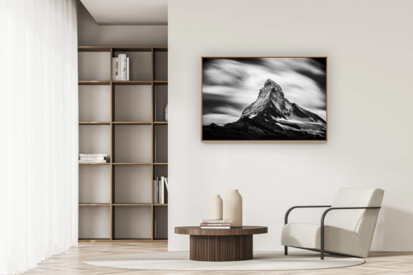 moderne Wohnungsdekoration - art deco design - Schönes Bergfoto in schwarz-weiß - Bild des MatterHorns The Matterhorn in einem Regen aus wirbelnden Wolken
