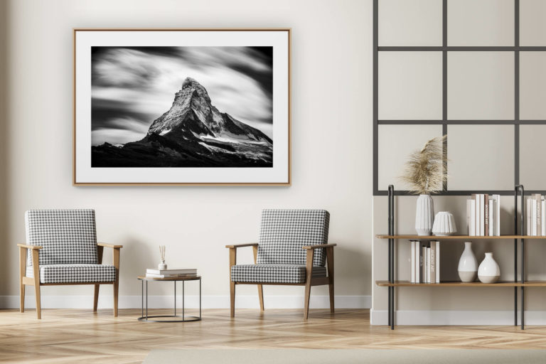 décoration intérieur moderne avec photo de montagne noir et blanc grand format - Belle photo de montagne en noir et blanc - Image du MatterHorn mont Cervin dans une pluie de nuage tournoyants