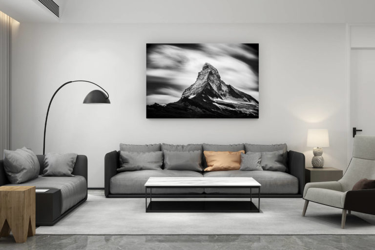 décoration salon contemporain suisse - cadeau amoureux de montagne suisse - Belle photo de montagne en noir et blanc - Image du MatterHorn mont Cervin dans une pluie de nuage tournoyants
