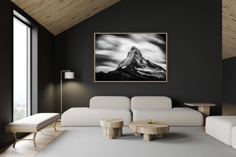 décoration chalet suisse - intérieur chalet suisse - photo montagne grand format - Belle photo de montagne en noir et blanc - Image du MatterHorn mont Cervin dans une pluie de nuage tournoyants