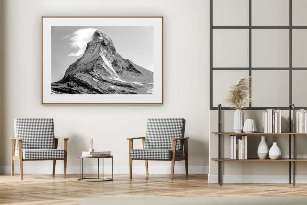 décoration intérieur moderne avec photo de montagne noir et blanc grand format - Pic du sommet du Matterhorn en fumée dans les nuages - Mont Cervin -  Zermatt - Montagne suisse en neige dans le canton du Valais
