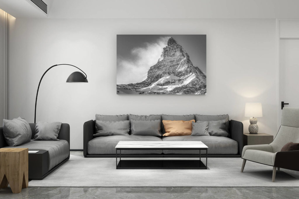 décoration salon contemporain suisse - cadeau amoureux de montagne suisse - Le sommet de montagne noir et blanc du Matterhorn dans les nuages sous des rayons de soleil après une tempête sur le Mont Cervin