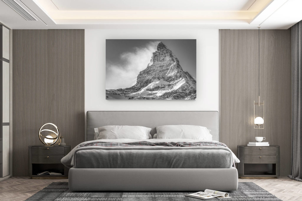 décoration murale chambre design - achat photo de montagne grand format - Le sommet de montagne noir et blanc du Matterhorn dans les nuages sous des rayons de soleil après une tempête sur le Mont Cervin