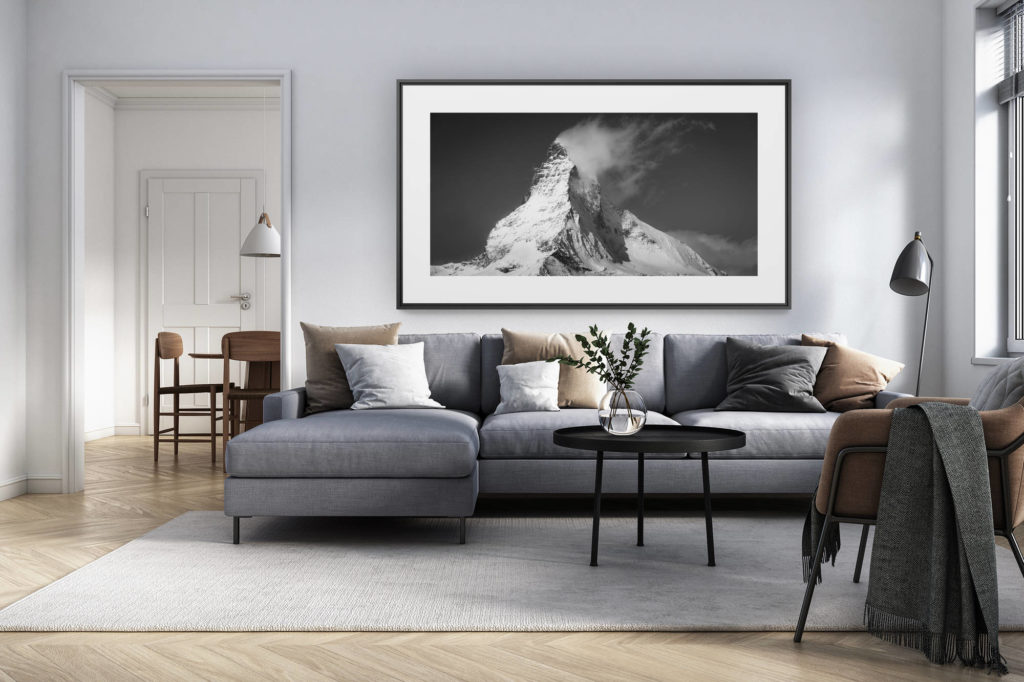 décoration intérieur salon rénové suisse - photo alpes panoramique grand format - Matterhorn - Panorama d'un sommet de montagne sous la neige qui fume dans une mer de nuage