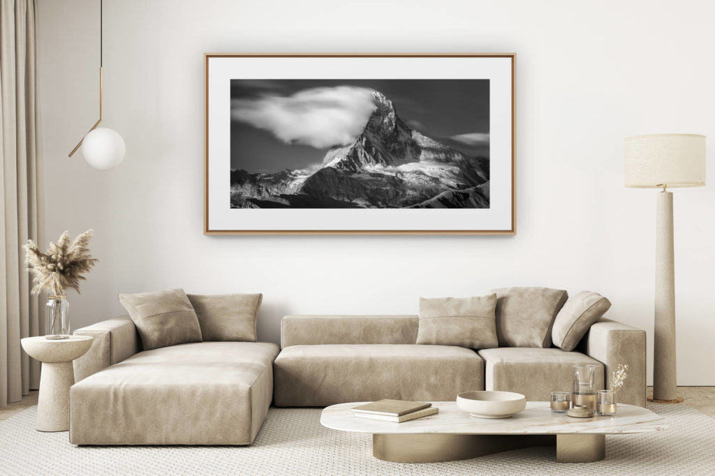 helles renoviertes Wohnzimmer - großformatiges Bergfoto - Zermatt Matterhorn- Schwarz-Weiß-Panoramablick auf die Alpen des Kantons Wallis Schweiz