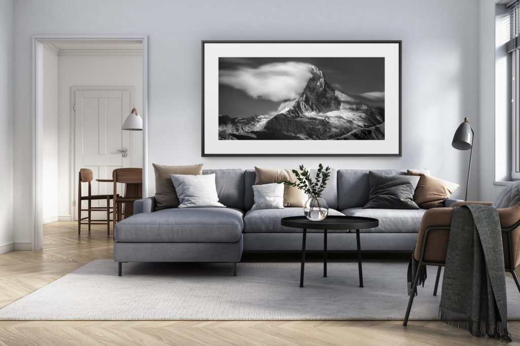 Innendekoration renoviertes Wohnzimmer Schweiz - Panoramafoto Alpen im Grossformat - Zermatt Matterhorn- Panoramablick schwarz und weiss der Alpen des Kantons Wallis Schweiz