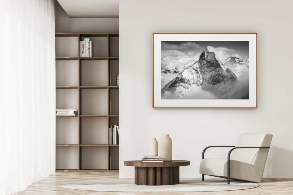 déco tendance salon moderne - photo montagne noir et blanc grand format - Matterhorn Mont Cervin noir et blanc - Sommet des Alpes Valaisannes suisses - Arête ouest dans les nuages