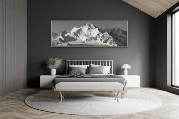 décoration chambre adulte moderne dans petit chalet suisse- photo montagne grand format - Mischabels - Saas Fee Crans Montana - photo d'une vue panoramique noir et blanc du dom de Mischabels