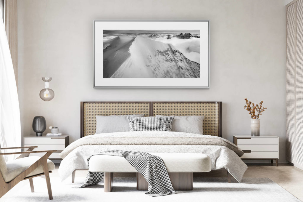 déco chambre chalet suisse rénové - photo panoramique montagne grand format - Monch - image paysage montagne neige en noir et blanc - Schreckhorn/Lauteraarhorn et le Wetterhorn dans la mer de nuages