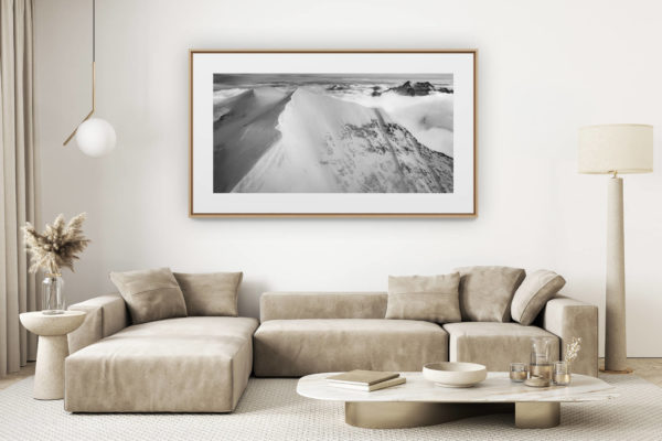 décoration salon clair rénové - photo montagne grand format - Monch - image paysage montagne neige en noir et blanc - Schreckhorn/Lauteraarhorn et le Wetterhorn dans la mer de nuages