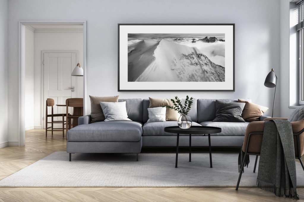 Innendekoration renoviertes Wohnzimmer Schweiz - Alpenpanorama Grossformat Foto - Monch - Landschaftsbild Schneeberge in schwarz-weiss - Schreckhorn/Lauteraarhorn und Wetterhorn im Wolkenmeer