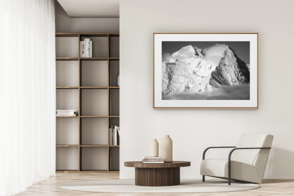 déco tendance salon moderne - photo montagne noir et blanc grand format - Monch - Eiger - Jungfrau - Mer de nuage au sommet d'une montagne des Alpes Suisses en noir et blanc  - grindelwald