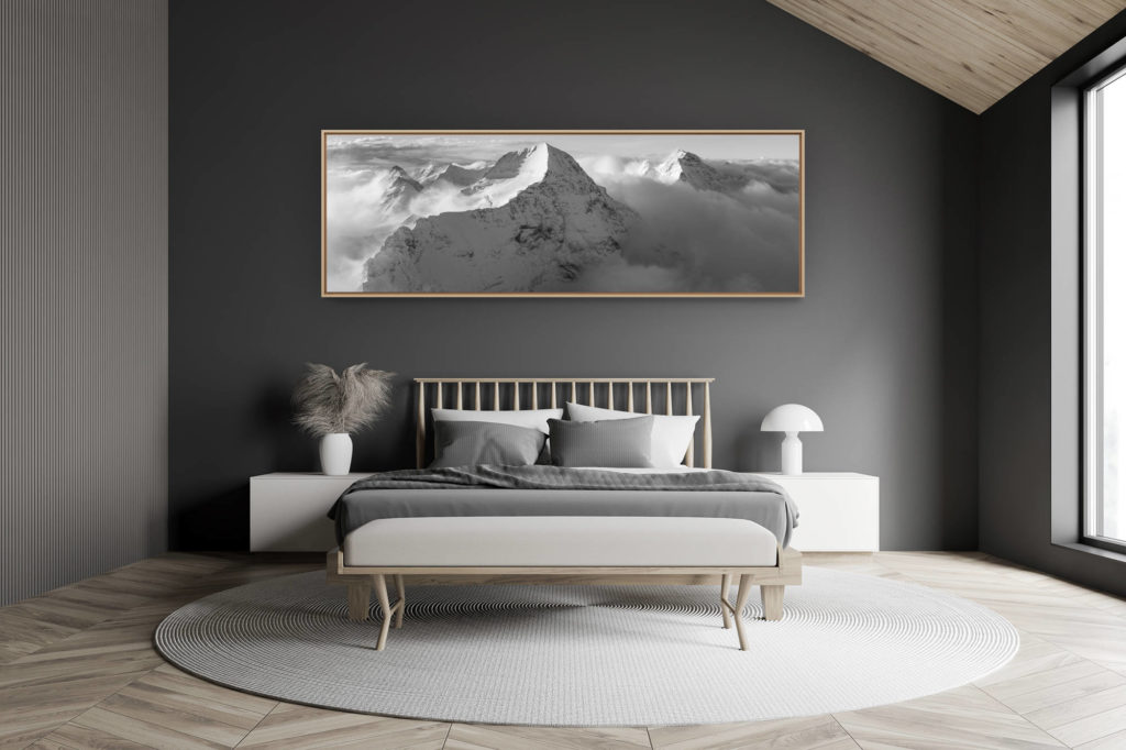 décoration chambre adulte moderne dans petit chalet suisse- photo montagne grand format - Photo noir et blanc panoramique sur le Monch et la Jungfrau. Photo des sommets de Grindelwald sortant de la mer de nuages après une tempète.