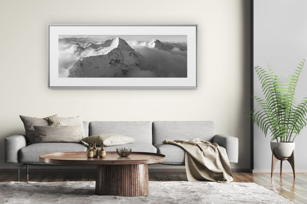 tableau montagne grand format - décoration murale salon moderne - Photo noir et blanc panoramique sur le Monch et la Jungfrau. Photo des sommets de Grindelwald sortant de la mer de nuages après une tempète.