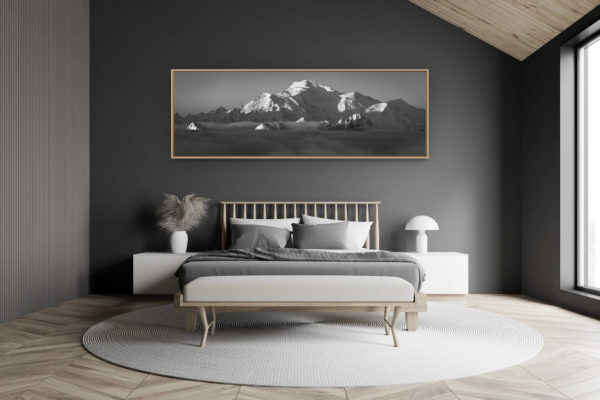 décoration chambre adulte moderne dans petit chalet suisse- photo montagne grand format - panoramique massif du Mont-Blanc - photo noir et blanc - montagne au dessus de la mer de nuages