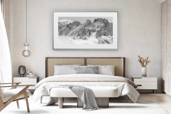 déco chambre chalet suisse rénové - photo panoramique montagne grand format - Panorama noir et blanc des Montagnes de Verbier dans les alpes valaisannes suisses dans un mer de nuage vers le Mont Blanc