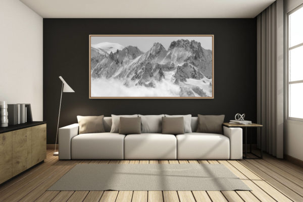 déco salon chalet rénové de montagne - photo montagne grand format -  - Panorama noir et blanc des Montagnes de Verbier dans les alpes valaisannes suisses dans un mer de nuage vers le Mont Blanc