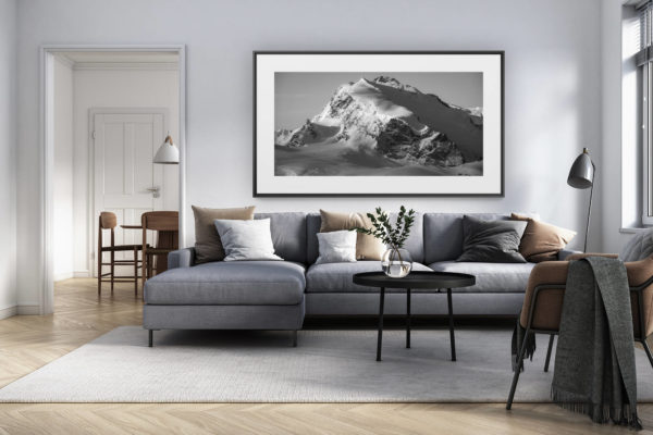 décoration intérieur salon rénové suisse - photo alpes panoramique grand format - Mont Rose - Image paysage de montagne du massif montagneux en neige  du Monte Rosa en noir et blanc