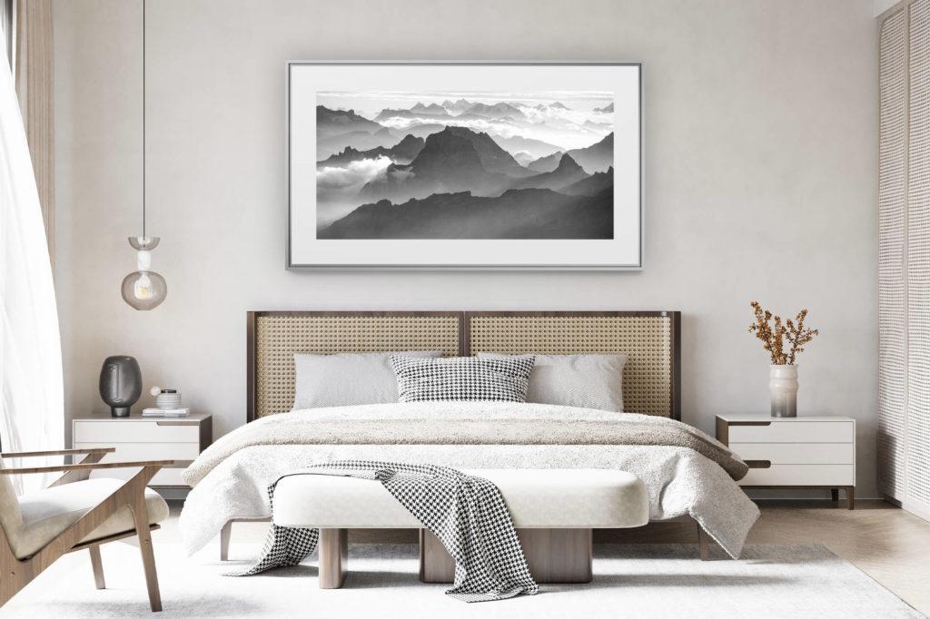 déco chambre chalet suisse rénové - photo panoramique montagne grand format - Photo panoramique à encadrer des Alpes Bernoises et du Muveran jusqu'à la Jungfrau. en noir et blanc