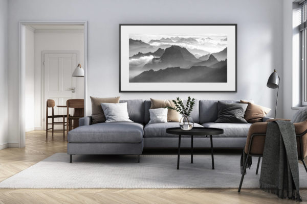 décoration intérieur salon rénové suisse - photo alpes panoramique grand format - Photo panoramique à encadrer des Alpes Bernoises et du Muveran jusqu'à la Jungfrau. en noir et blanc
