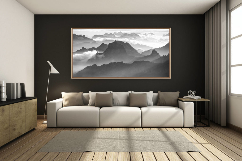 déco salon chalet rénové de montagne - photo montagne grand format -  - Photo panoramique à encadrer des Alpes Bernoises et du Muveran jusqu'à la Jungfrau. en noir et blanc