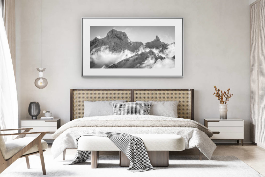 déco chambre chalet suisse rénové - photo panoramique montagne grand format - Muverans - grand Muveran - photo montagne suisse panoramique en noir et blanc