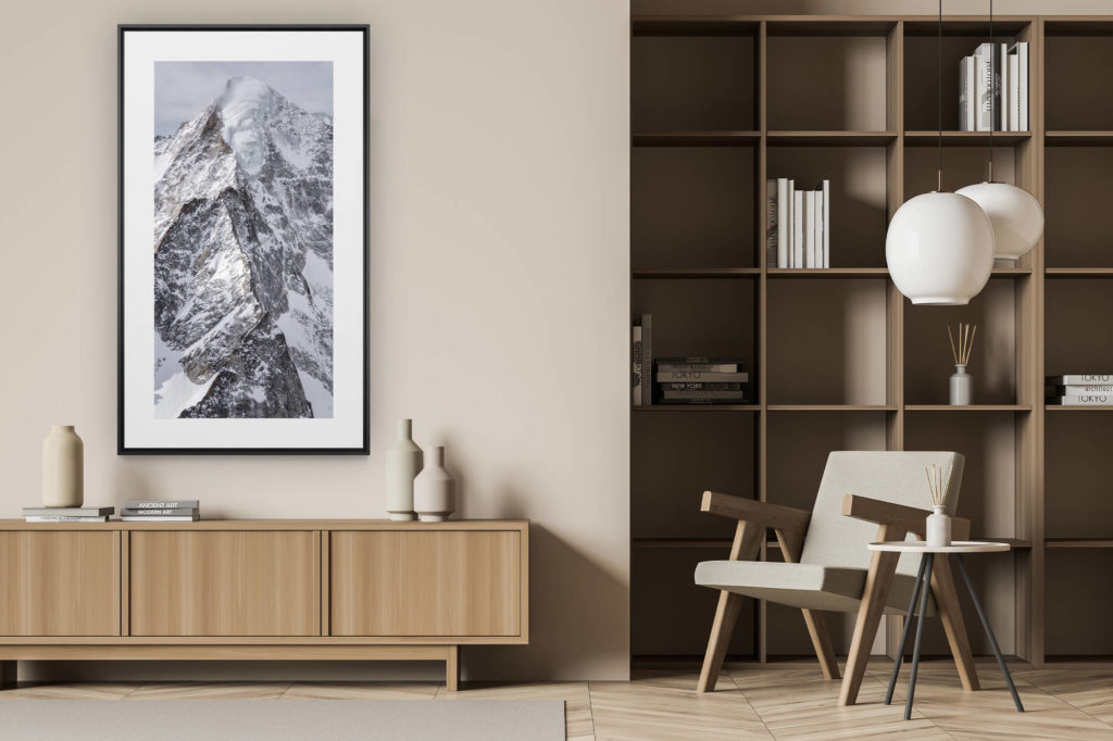 décoration murale verticale dans intérieur moderne bois - photo montagne noir et blanc - Nesthorn - Image de montagne noir et blanc - encadrement photo professionnel d'un paysage panoramique vertical de montagne