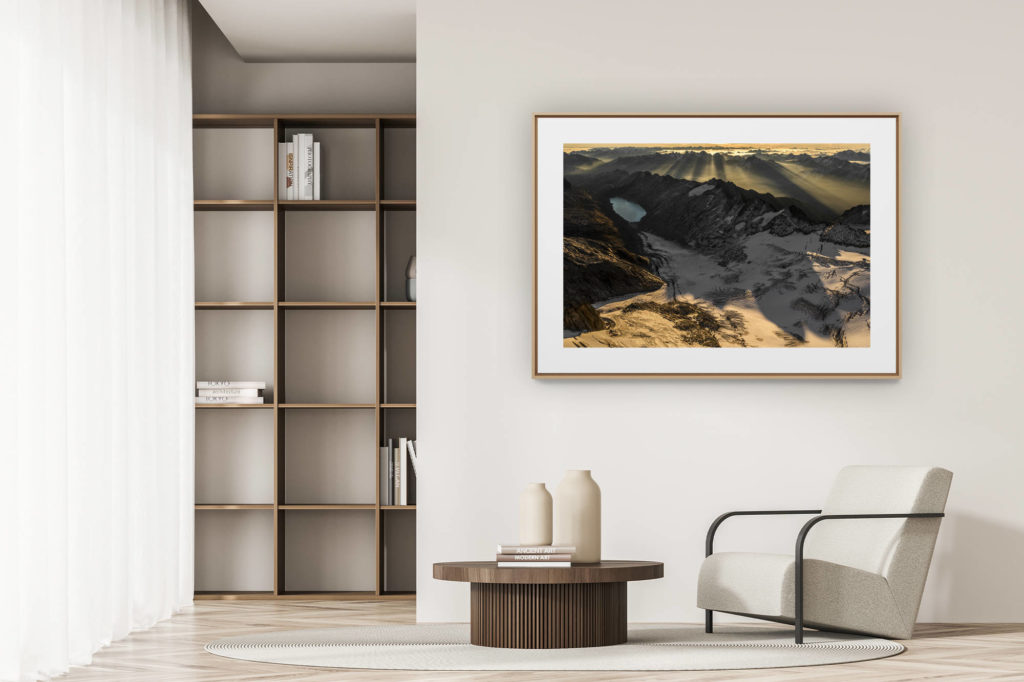 déco tendance salon moderne - photo montagne noir et blanc grand format - Panorama de montagne dans les Alpes Bernoises en Suisse - Vue aérienne en lever de soleil sur les montagnes rocheuses enneigées et d'un lac en montagne - Oberaar
