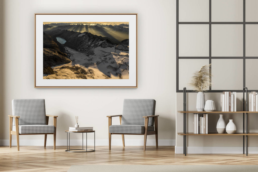 décoration intérieur moderne avec photo de montagne noir et blanc grand format - Panorama de montagne dans les Alpes Bernoises en Suisse - Vue aérienne en lever de soleil sur les montagnes rocheuses enneigées et d'un lac en montagne - Oberaar