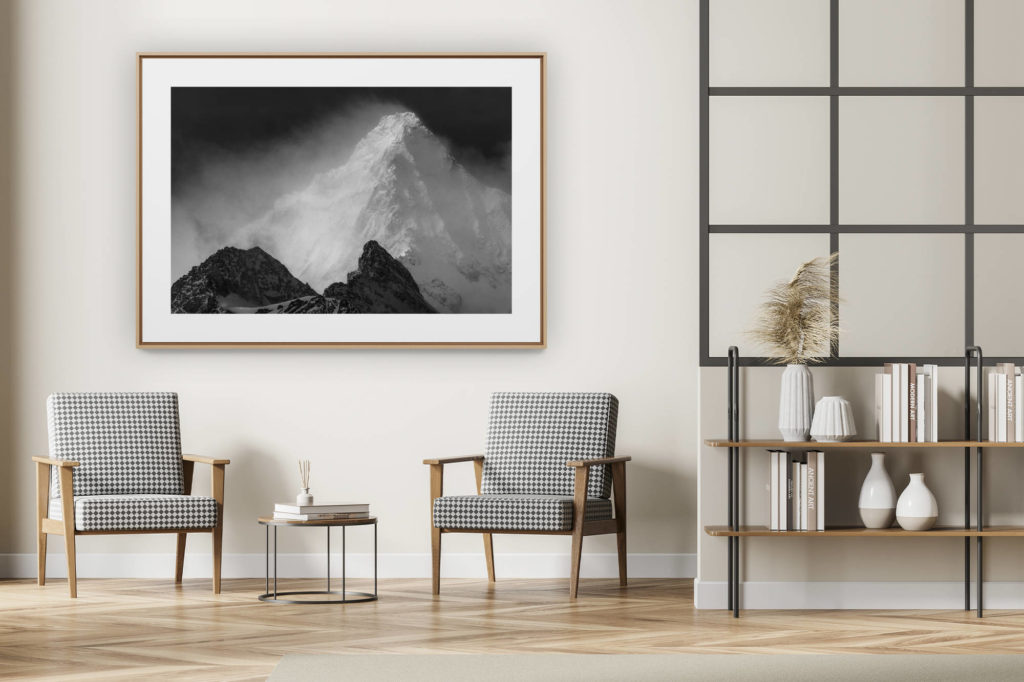 décoration intérieur moderne avec photo de montagne noir et blanc grand format - Obergabelhorn Zermatt - Pic de montagne dans le brouillard et la brume au sommet des Alpes Valaisannes