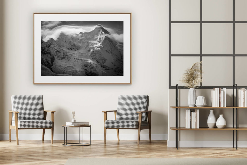 décoration intérieur moderne avec photo de montagne noir et blanc grand format - photo obergabelhorn face nord - Massif montagneux des glaciers des Alpes dans une brume nuageuse en noir et blanc