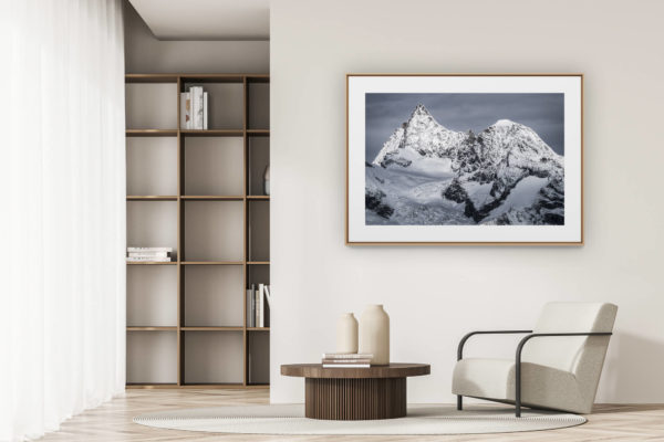 déco tendance salon moderne - photo montagne noir et blanc grand format - Obergabelhorn Wellenkupe - paysage de montagne sous la neige  à Zermatt - Alpes Valaisannes et voie normale de l'Obergabelhorn