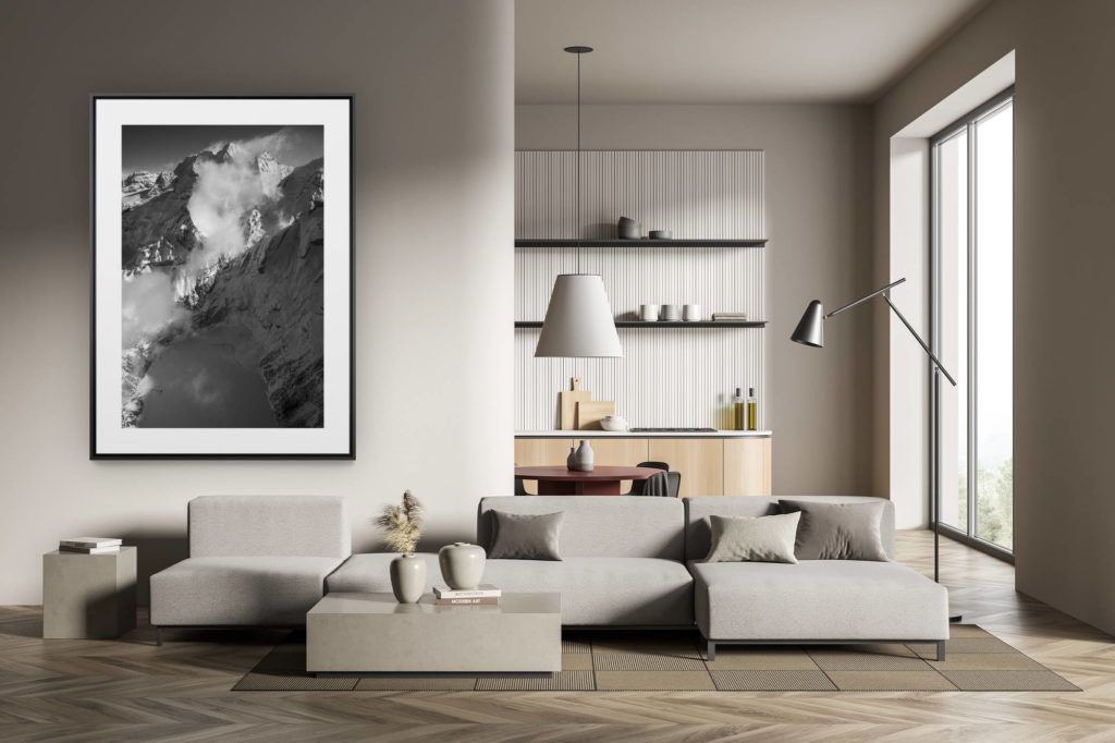 deco trendiges modernes Wohnzimmer - Bergfoto schwarz-weiß im Großformat - Oeschinensee - Berg Winter Foto - Ein schwarz-weißes Bergfoto für ein Chalet einrahmen