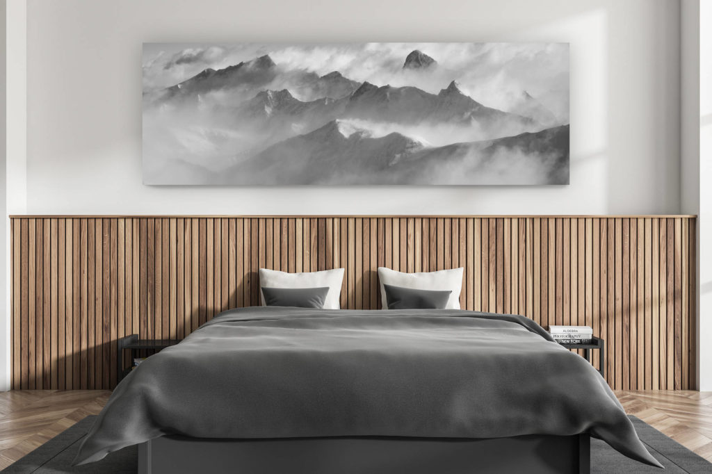 décoration murale chambre adulte moderne - intérieur chalet suisse - photo montagnes grand format alpes suisses - Panorama des sommets de montagne des Alpes Valaisannes en noir et blanc dans une mer de nuages - Crans Montana - Arolla- Dent Blanche - Val d'Hérens