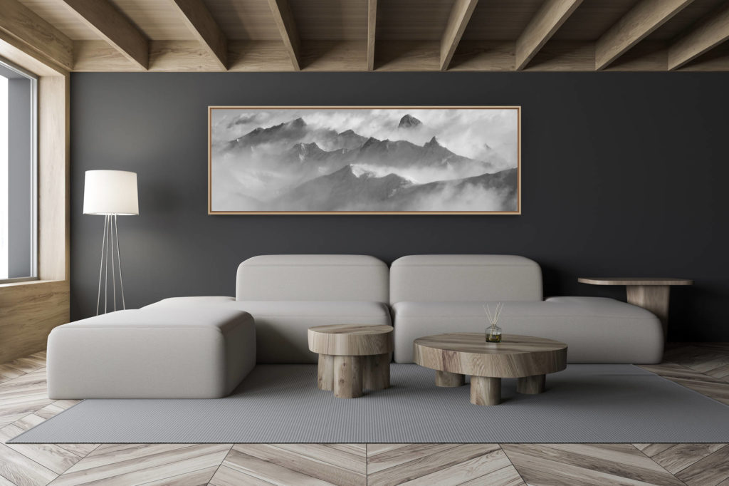 Wohnzimmerdekoration modernes Chalet - Inneneinrichtung kleines Schweizer Chalet - Bergfoto schwarz-weiß im Großformat - Panorama der Berggipfel der Walliser Alpen in schwarz-weiß in einem Meer aus Wolken - Crans Montana - Arolla- Dent Blanche - Val d&#039;Hérens