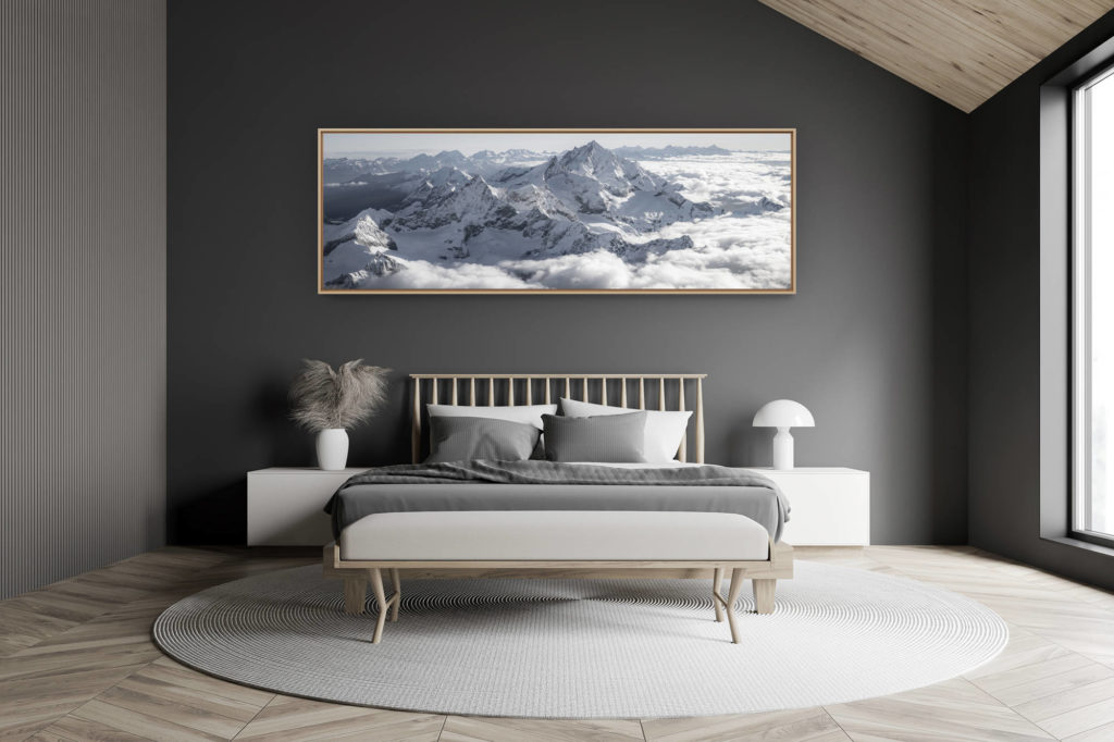 décoration chambre adulte moderne dans petit chalet suisse- photo montagne grand format - Tableau photo panoramique noir et blanc de la couronnes Impériale dans les Alpes
