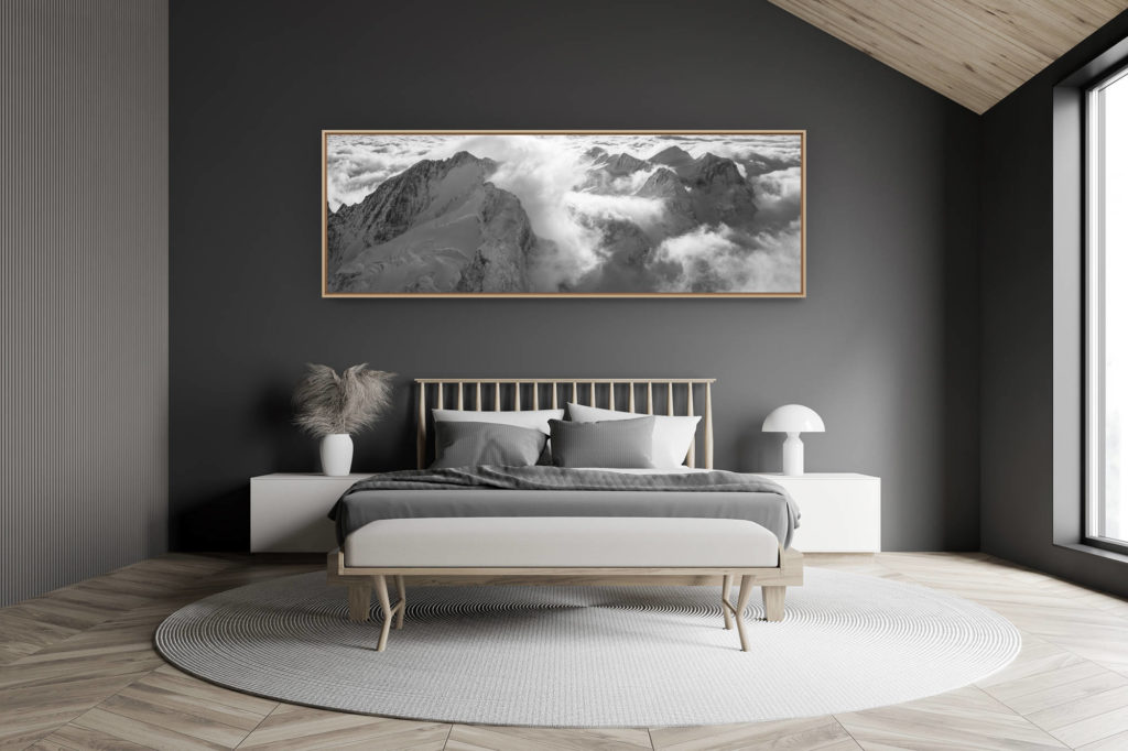 decoration chambre adulte moderne dans petit chalet suisse- photo montagne grand format - Schwarz-weißes Bergpanorama des Bernina-Massivs - Wolkenmeer in den Bergmassiven der Schweizer Alpen des Engadins