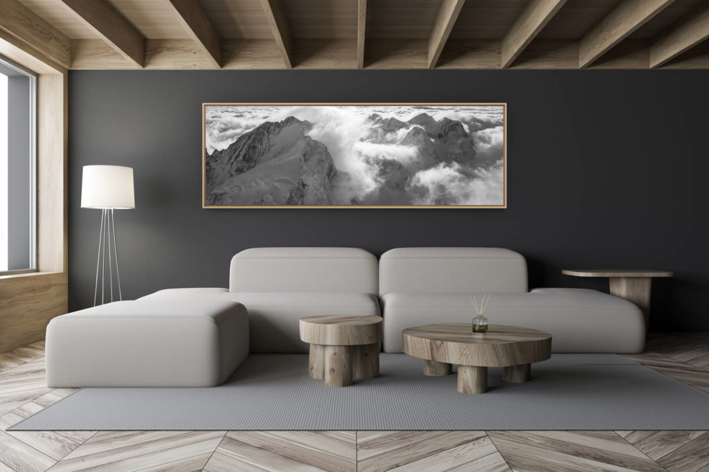 Wohnzimmerdekoration modernes Chalet - Inneneinrichtung kleines Schweizer Chalet - Schwarz-weißes Bergfoto im Großformat - Schwarz-weißes Bergpanorama des Berninamassivs - Wolkenmeer in den Bergmassiven der Schweizer Alpen des Engadins
