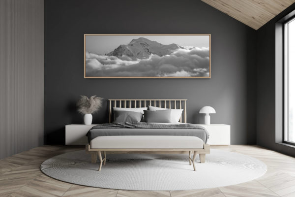 décoration chambre adulte moderne dans petit chalet suisse- photo montagne grand format - Vue panoramique montagne noir et blanc mont blanc - Montagnes dans les nuages