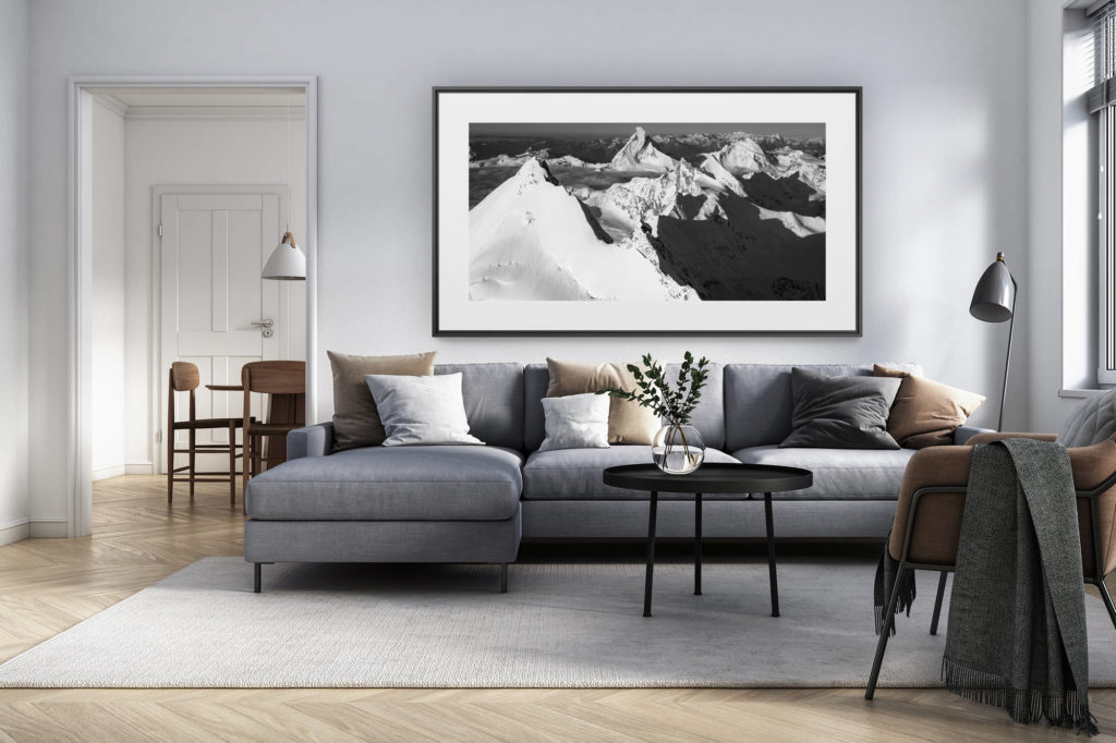 décoration intérieur salon rénové suisse - photo alpes panoramique grand format - tableau photo panoramique noir et blanc des sommets de montagne des Alpes SUisses