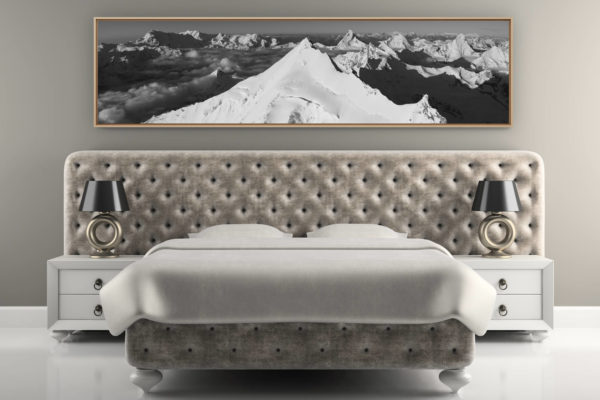 décoration murale chambre adulte luxe - photo montagne noir et blanc - Photo panoramique noir et blanc d'une mer de nuage en montagne dans la vallée de Zermatt Val d'Anniviers