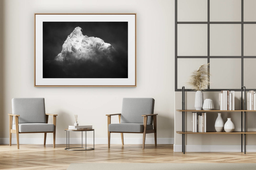 décoration intérieur moderne avec photo de montagne noir et blanc grand format - Le petit Muveran - sommet de montagne d'Ovronnaz noir et blanc dans une mer de brume et de nuages