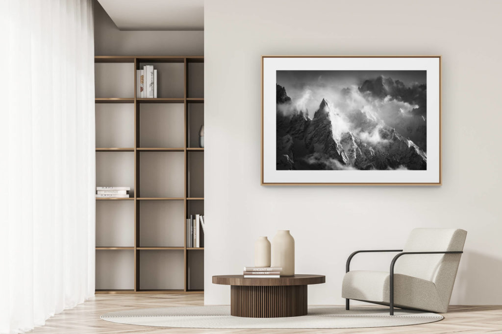 déco tendance salon moderne - photo montagne noir et blanc grand format - Photo montagne chamonix - Peuterey - Aiguille Verte dans une mer de nuage et de brouillard en montagne
