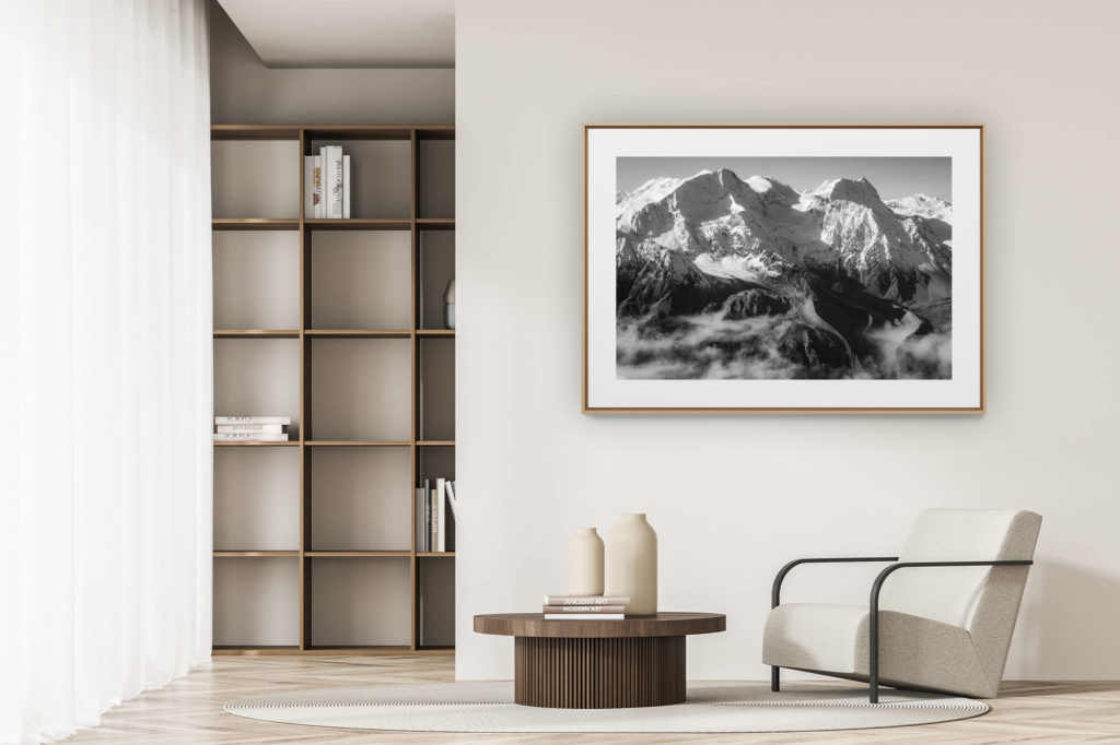 déco tendance salon moderne - photo montagne noir et blanc grand format - Pigne - Cheillon - Mont Blanc - Photo de sommets de montagne enneigés en noir et blanc sous le soleil dans les alpes Valaisannes de SUisse