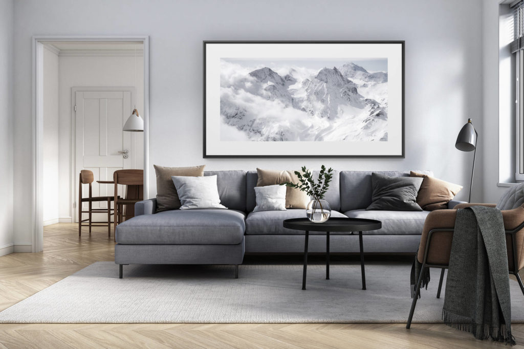 Innendekoration renoviertes Wohnzimmer Schweiz - Panoramafoto Alpen im Grossformat - Bergpanorama mit Blick auf die Gipfel der Alpen und des Val d&#039; Hérens - Pigne D&#039;arolla - Cheillon -. Grand Combin