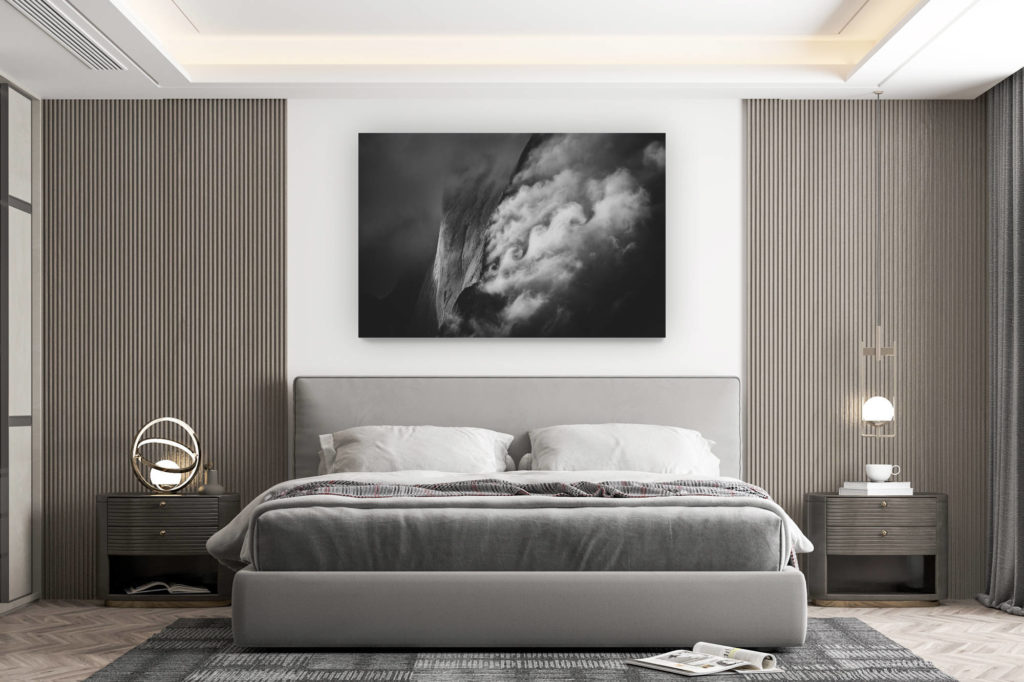 décoration murale chambre design - achat photo de montagne grand format - photo de montagne suisse en Engadine - Piz Badile dans une mer de nuage - Photo noir et blanc d'un massif montagneux dans les Alpes