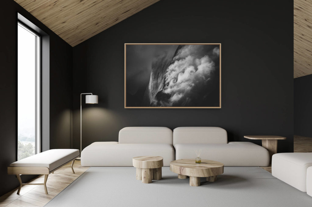 décoration chalet suisse - intérieur chalet suisse - photo montagne grand format - photo de montagne suisse en Engadine - Piz Badile dans une mer de nuage - Photo noir et blanc d'un massif montagneux dans les Alpes