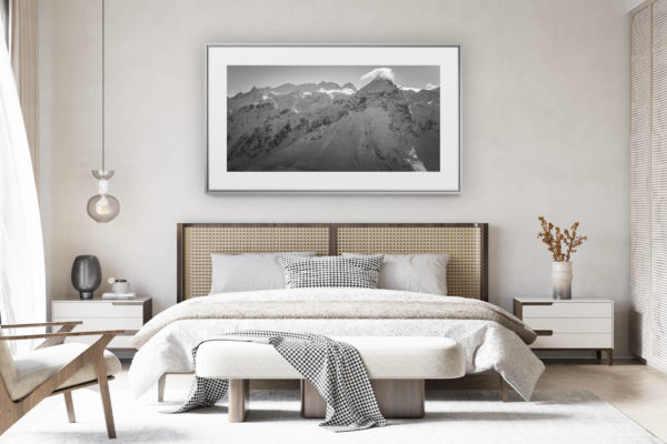 deko zimmer renoviertes schweizer chalet - großformatiges Bergpanoramafoto - Panoramafoto vom Piz Ela - Bernina Massiv schwarz-weiß