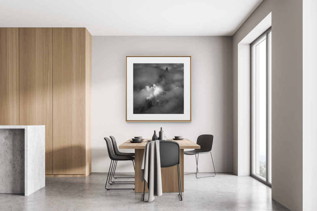 moderne Einrichtung renovierte Küche Schweizer Chalet - Bergfoto - Mont-Blanc-Massiv Chamonix in Schwarz-Weiß -Spitzen der Berge Aiguille du Plan und la Dent du Géant in einem Meer aus Wolken und Nebel Nebel