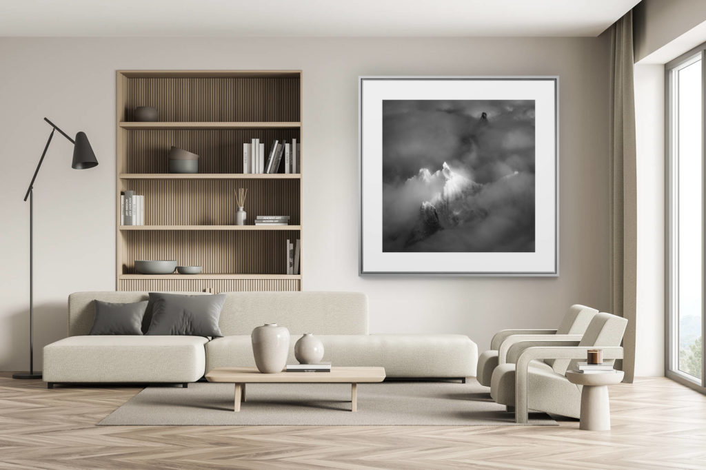 decoration chalet suisse - interior chalet suisse - photo montagne grand format - Massif du mont Blanc Chamonix in schwarz-weiß -Spitzen der Berge Aiguille du Plan und la Dent du Géant in einem Meer aus Wolken und Nebel Nebel